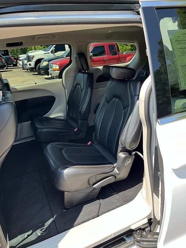 Used 2023 Chrysler Pacifica Touring-L FWD image 12