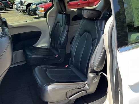 Used 2023 Chrysler Pacifica Touring-L FWD image 12