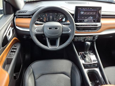 Certified 2025 Jeep Compass Limited AWD/4WD image 13