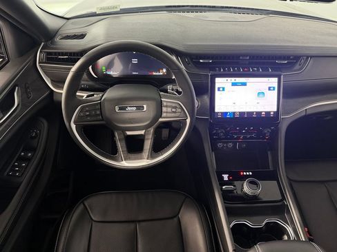 Certified 2025 Jeep Grand Cherokee Limited w/ Luxury Tech Group II AWD/4WD image 16