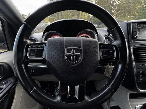 Used 2019 Dodge Grand Caravan SXT image 17