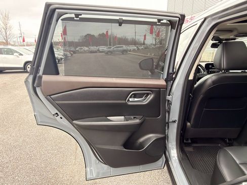 Used 2022 Nissan Rogue Platinum w/ Head-Up Display Package image 23