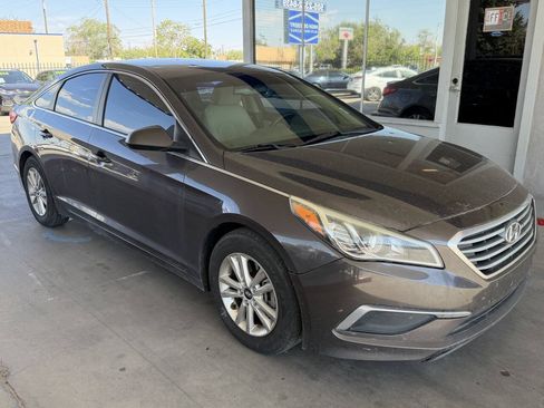 Used 2017 Hyundai Sonata SE FWD image 2