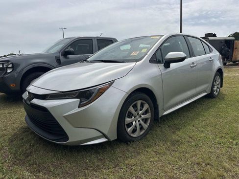 Used 2025 Toyota Corolla LE FWD image 3