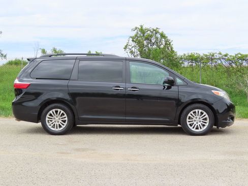 Used 2016 Toyota Sienna XLE w/ XLE Navigation Package FWD image 2