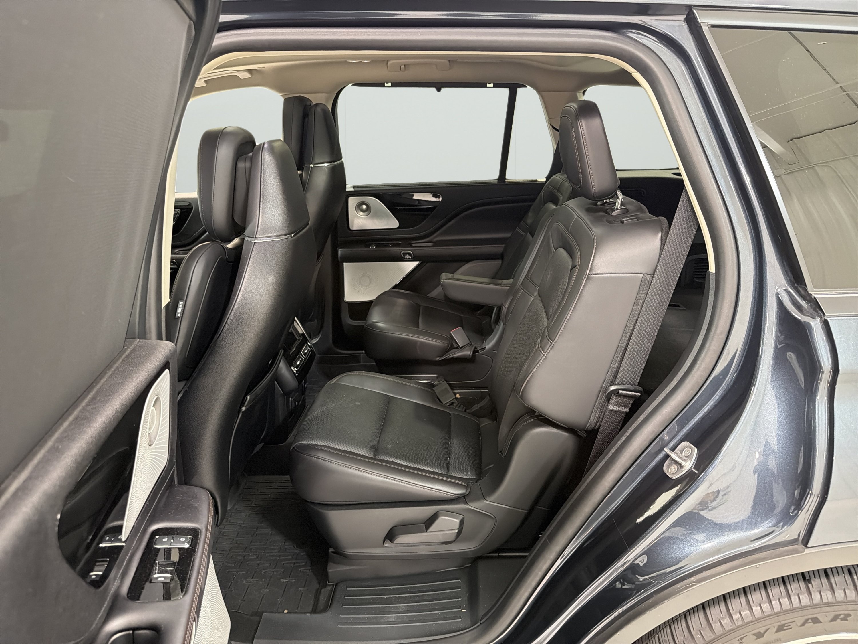 Used 2023 Lincoln Aviator Reserve w/ Equipment Group 201A AWD/4WD image 12