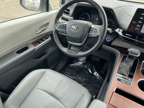 Used 2024 Toyota Sienna XLE image 33