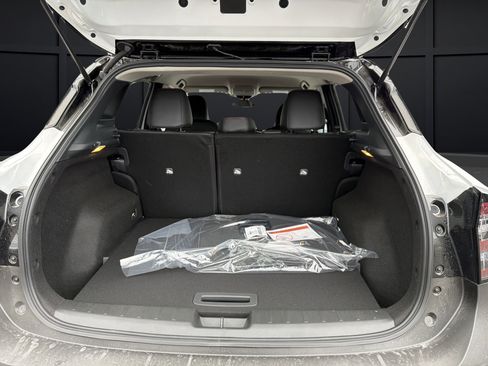 New 2026 Nissan Kicks SR w/ Cold Weather Package FWD image 12