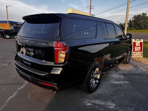 Used 2024 Chevrolet Suburban Z71 w/ Luxury Package image 2