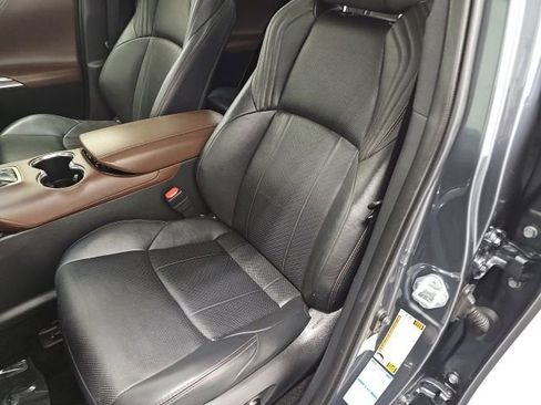 Used 2021 Toyota Venza Limited image 17