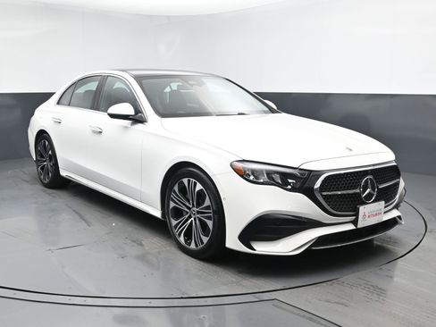 Used 2025 Mercedes-Benz E 350 4MATIC Sedan image 2