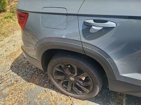 Used 2024 Volkswagen Taos SE image 11