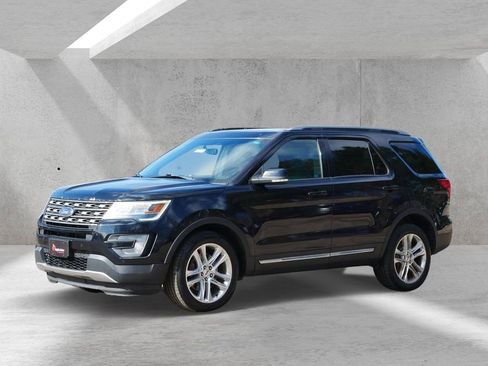 Used 2016 Ford Explorer XLT w/ Equipment Group 202A image 6