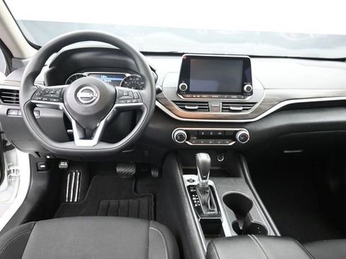 Used 2025 Nissan Altima 2.5 SV FWD image 11