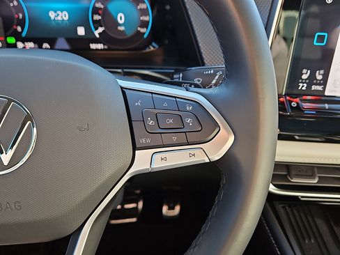 Used 2025 Volkswagen Atlas Cross Sport SEL Premium R-Line image 19