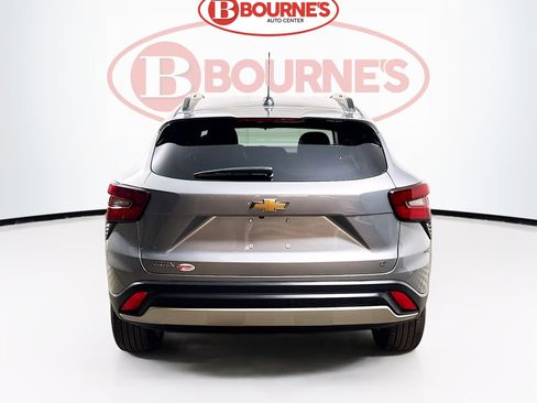 Used 2025 Chevrolet Trax LT w/ LT Convenience Package image 9