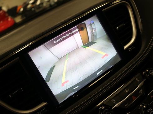 Used 2022 Chrysler Pacifica Touring-L w/ S Appearance Package FWD image 30