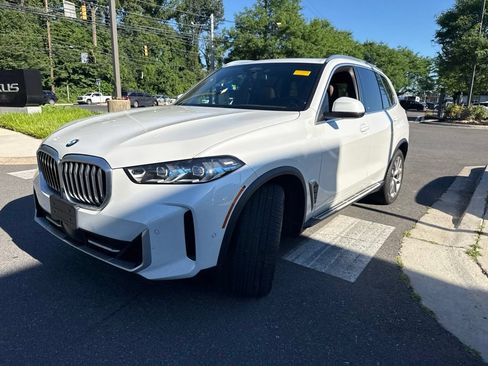 Used 2024 BMW X5 xDrive40i w/ Premium Package AWD/4WD image 3