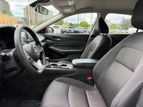 Used 2025 Nissan Altima 2.5 SV FWD image 12