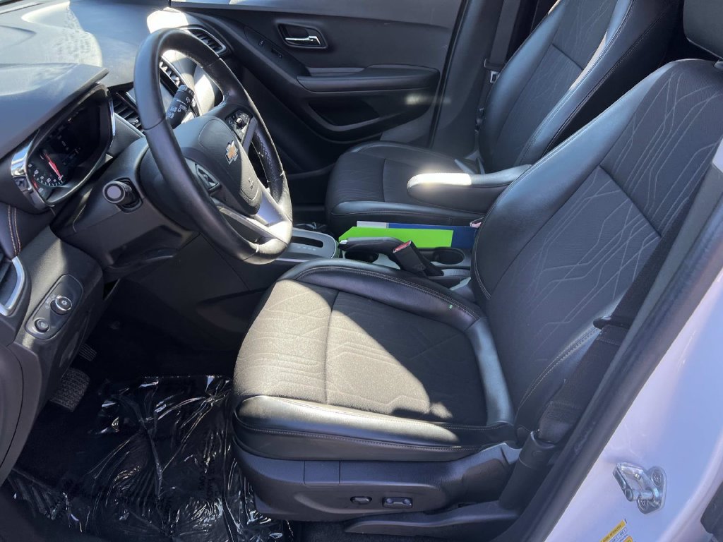 Used 2020 Chevrolet Trax LT w/ Sun & Sound Package FWD image 16