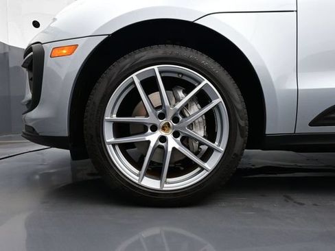 Certified 2022 Porsche Macan AWD/4WD image 6