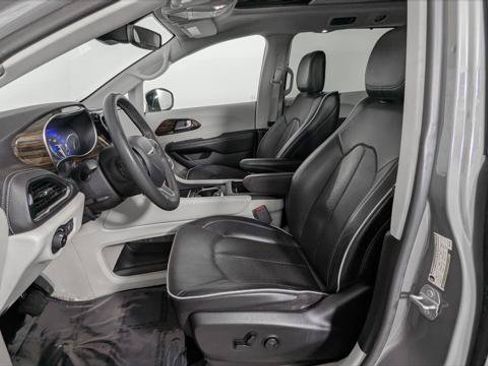 Used 2023 Chrysler Pacifica Limited FWD image 14