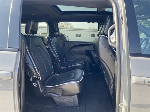 Used 2025 Chrysler Pacifica Limited image 9