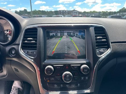 Used 2018 Jeep Grand Cherokee Altitude AWD/4WD image 8