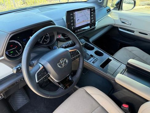 Used 2022 Toyota Sienna Limited image 10