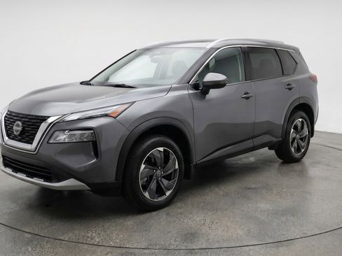 Used 2025 Nissan Rogue SV image 2