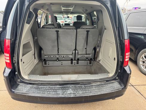 Used 2008 Chrysler Town & Country Touring FWD image 7