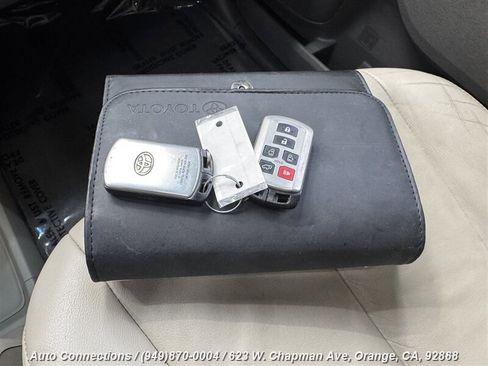Used 2013 Toyota Sienna XLE image 30