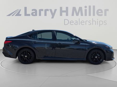 Used 2025 Toyota Camry SE FWD image 6