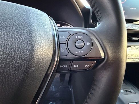 Used 2022 Toyota Venza XLE image 23