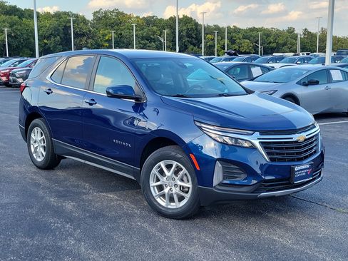Used 2022 Chevrolet Equinox LT w/ Driver Convenience Package image 2