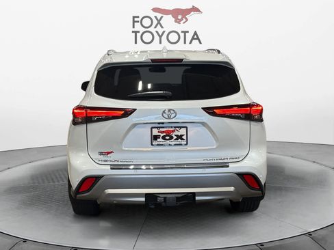 Used 2024 Toyota Highlander Platinum AWD/4WD image 5