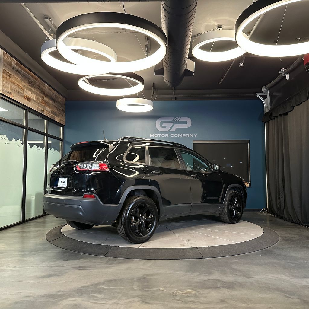 Used 2019 Jeep Cherokee Latitude Plus AWD/4WD image 3