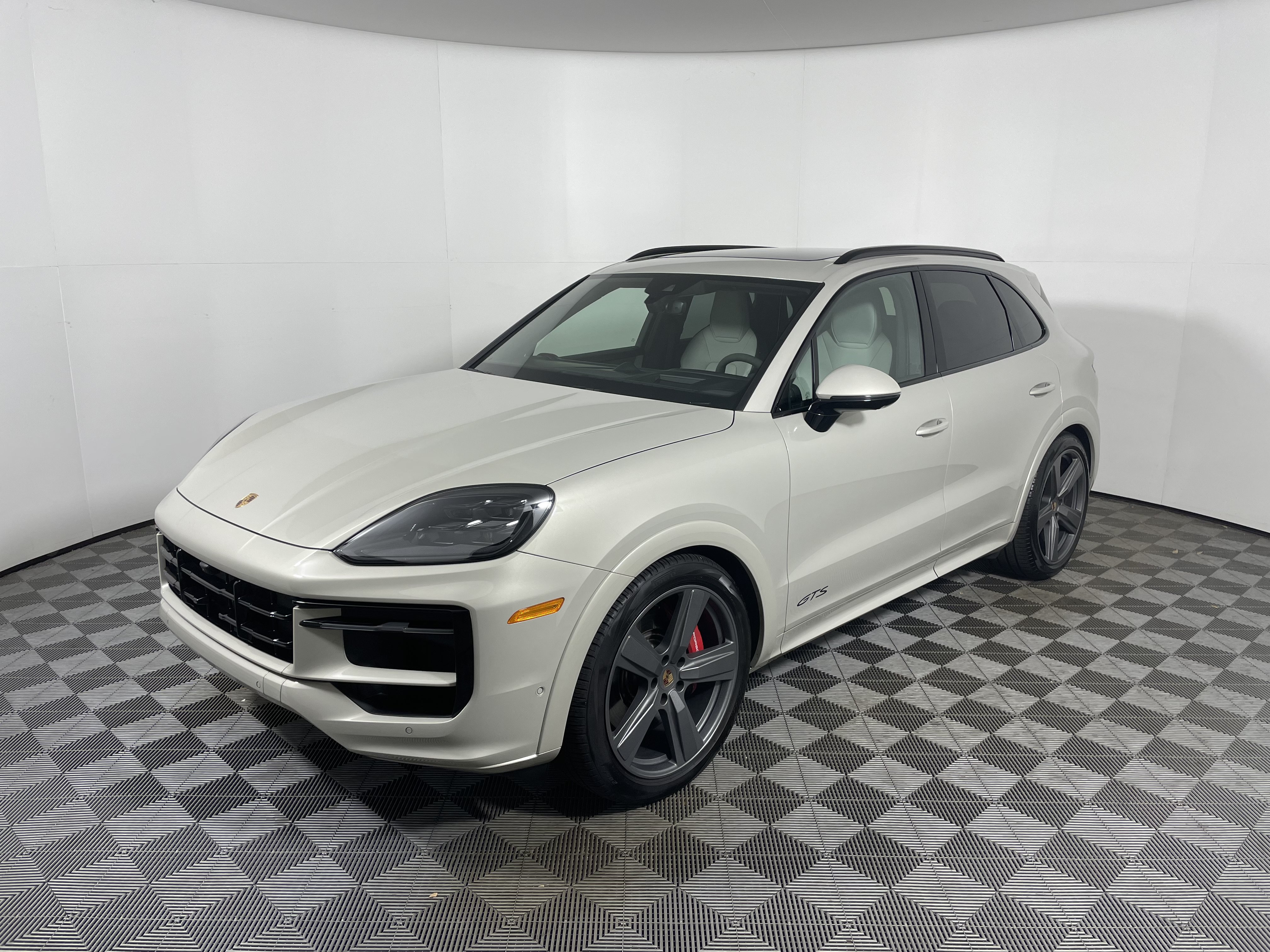 Used 2025 Porsche Cayenne GTS AWD/4WD image 11