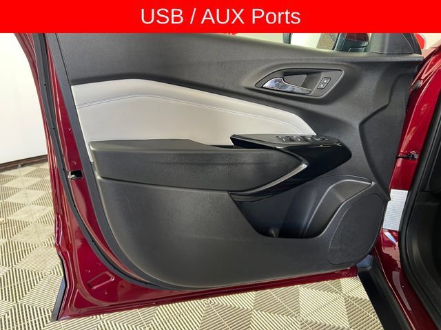 Used 2025 Chevrolet Trax LT w/ LT Convenience Package FWD image 11