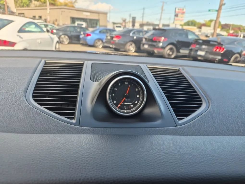 Used 2018 Porsche Macan Sport Edition AWD/4WD image 3