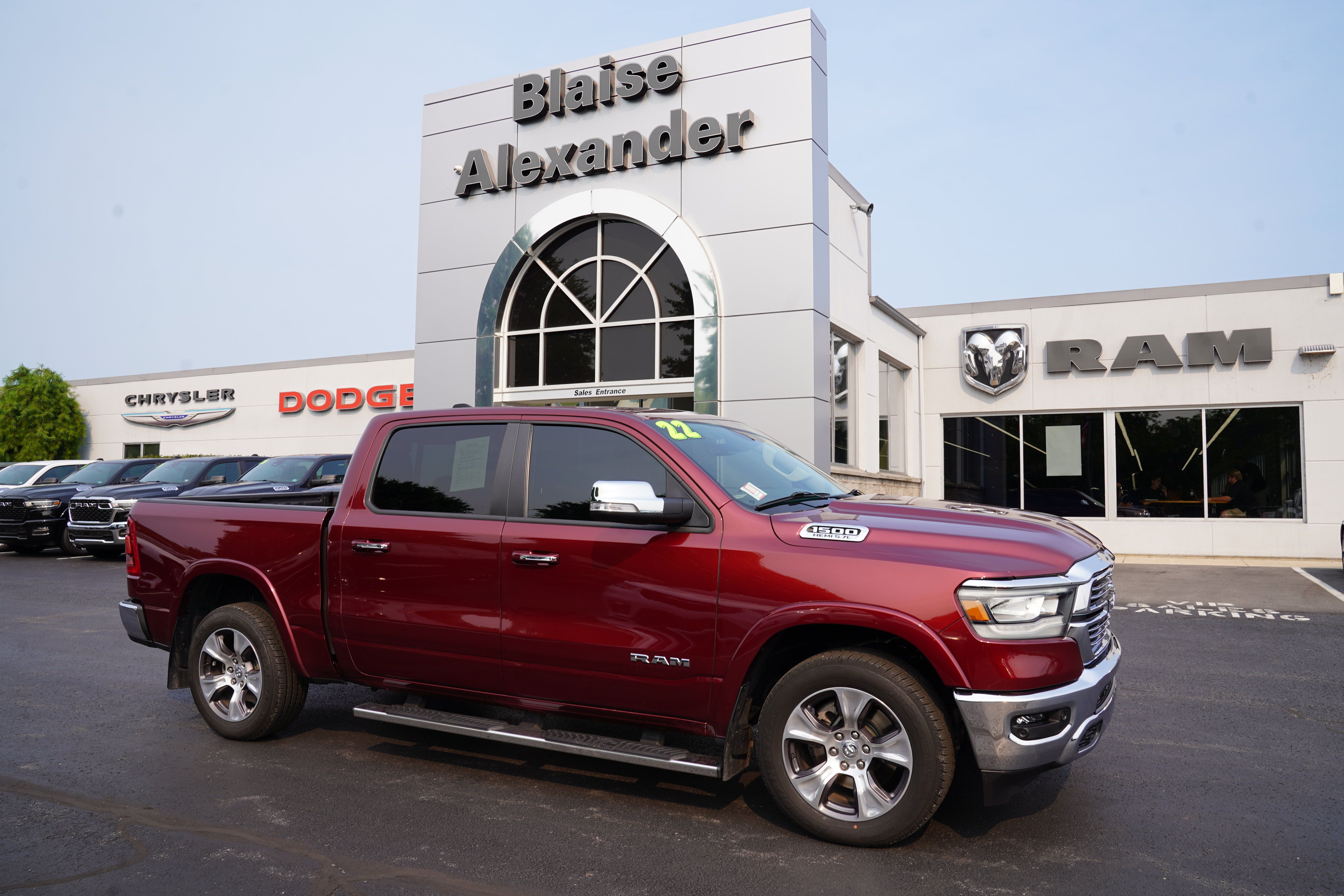 Used 2022 RAM 1500 Laramie AWD/4WD image 1