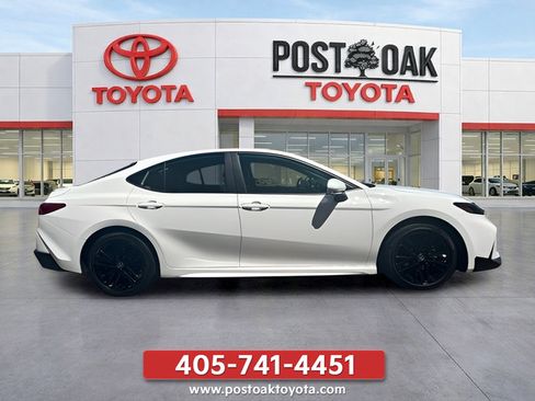 Used 2025 Toyota Camry SE FWD image 9
