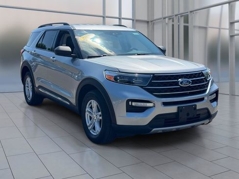 Used 2021 Ford Explorer XLT w/ Equipment Group 202A AWD/4WD image 2