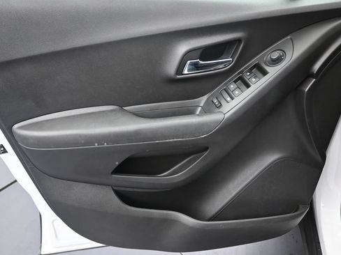 Used 2019 Chevrolet Trax LT w/ LT Convenience Package FWD image 11
