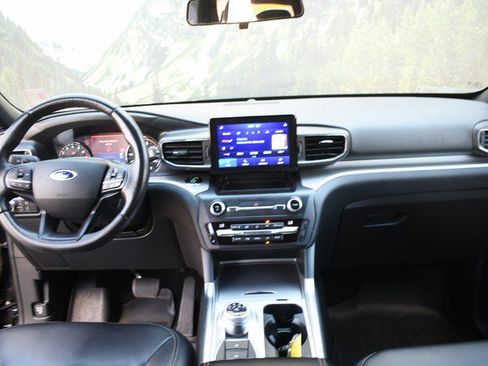 Used 2020 Ford Explorer XLT w/ Equipment Group 202A AWD/4WD image 18