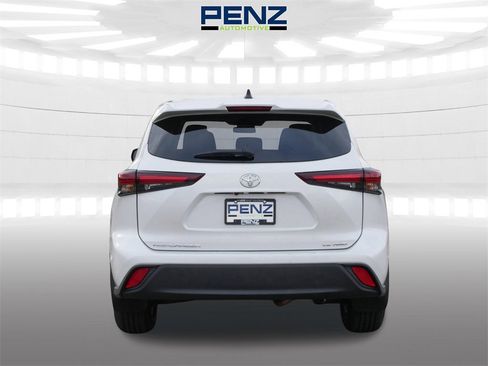 Used 2024 Toyota Highlander LE image 6