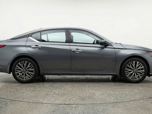 Used 2025 Nissan Altima 2.5 SV image 11