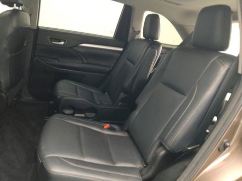 Used 2018 Toyota Highlander XLE FWD image 18