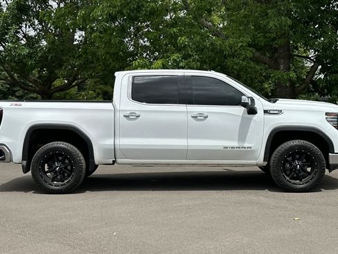 Used 2022 GMC Sierra 1500 SLT w/ X31 Off-Road Package AWD/4WD image 8