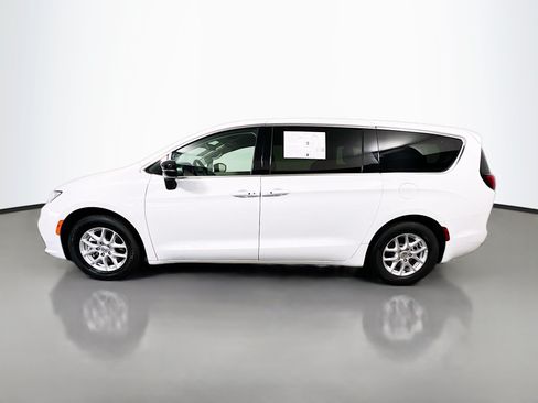 Used 2024 Chrysler Pacifica Touring-L FWD image 7